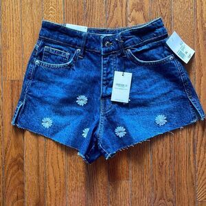 Forever 21 daisy embroidered medium wash denim jeans fringe shorts size 24 NWT